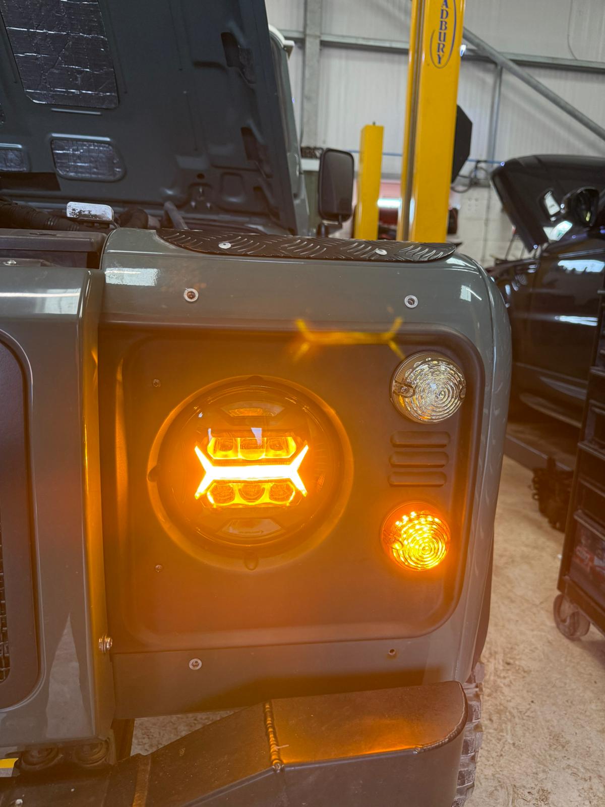 Mobile Centre complete plug and play kit for JW Speaker EVO X 7” LED Headlight Kit for Land Rover Defender (5-in-1 LED System)